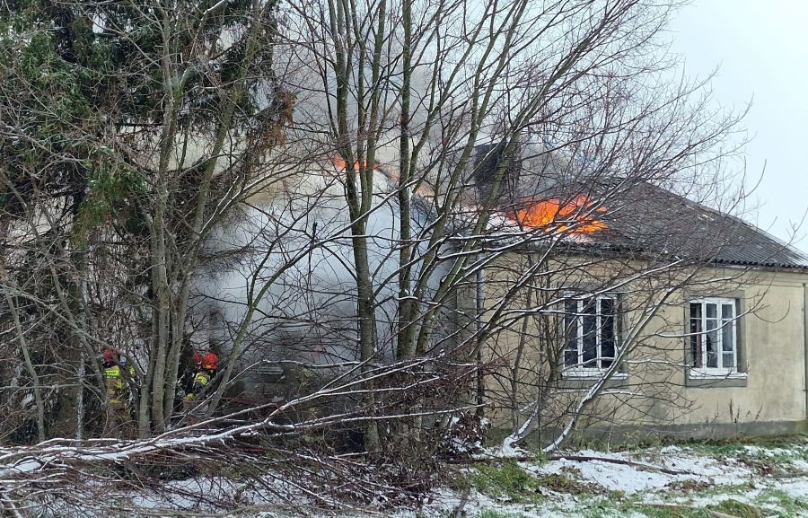 Płonął dom we wsi Błomino Jeże. W środku znaleziono zwęglone ciało mężczyzny